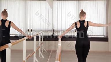 普拉提健身工作室健身房的女孩，有训<strong>练舞</strong>蹈芭蕾，用于伸展和缠绕